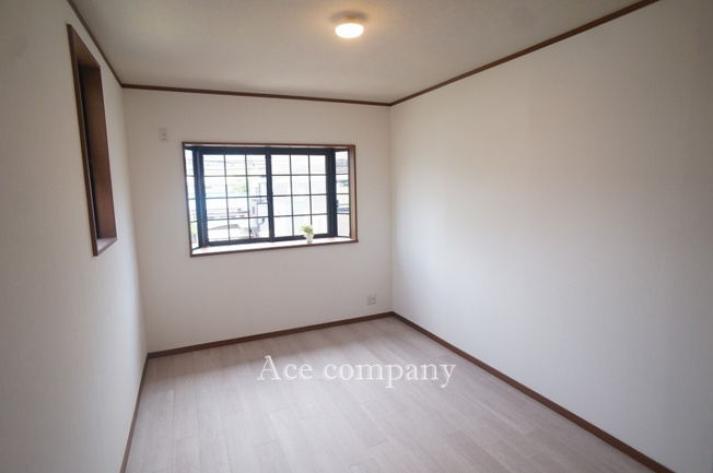 【子供部屋】 | 八尾市上之島町南1丁目 | 【2階：洋室6帖】出窓のあるお部屋です☆