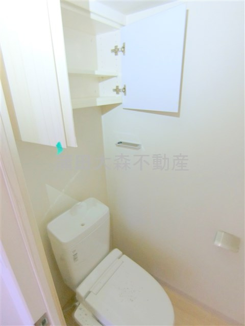 AXAS(アクサス千鳥町のトイレ|吊戸棚と温水洗浄便座付きのトイレ　