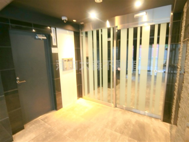 AXAS(アクサス千鳥町のエントランス|防犯カメラTVモニター付オートロック宅配BOXメールBOX管理人室　エントランス