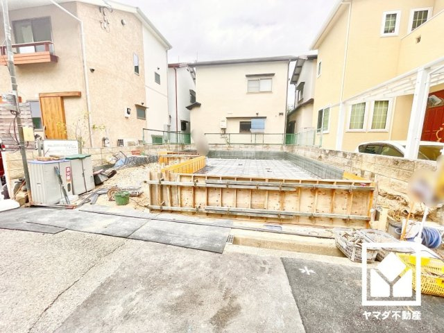 ハートフルタウン尼崎食満6丁目の外観|突然の来訪時にも防犯面で心強いモニター付きインターホンを設置。お留守番中のお子様も、室内からスムーズに相手の確認ができます。