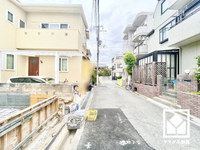 ハートフルタウン尼崎食満6丁目の前面道路含む現地写真|長期優良住宅です。高い耐震性、省エネルギー性、劣化対策など、長期にわたって快適に住むための対策が施されています。