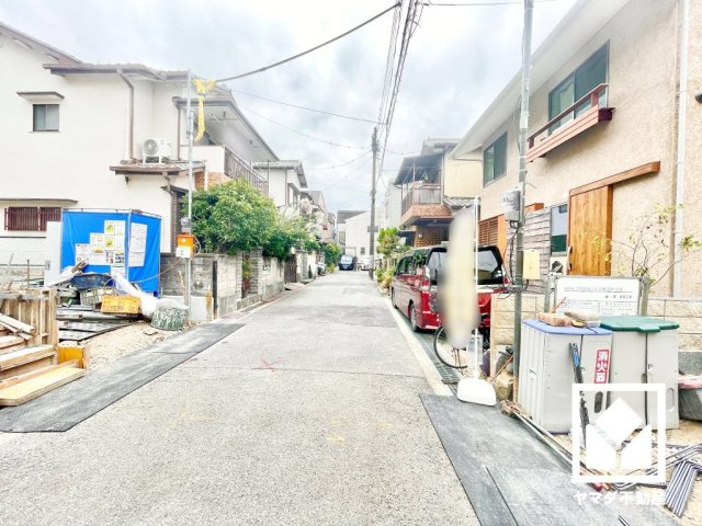 ハートフルタウン尼崎食満6丁目の前面道路含む現地写真|構造の安定、火災時の安全、高齢者等への配慮などを共通基準で評価する「設計住宅性能評価」「建設住宅性能評価」において、6項目で最上位等級をW取得予定です。