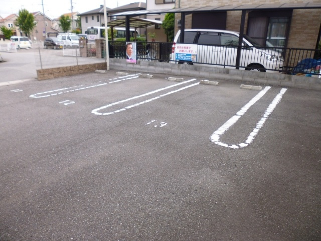 リヴェールの駐車場