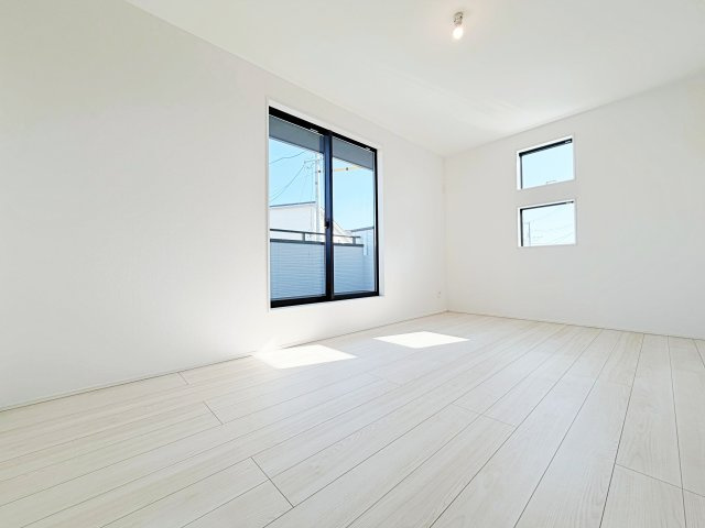 グラファーレ　安城市姫小川町７棟の洋室|陽当りの良い洋室は、お子様の勉強部屋や家族の寝室としても使える、暮らしに合わせて活用できる空間です。