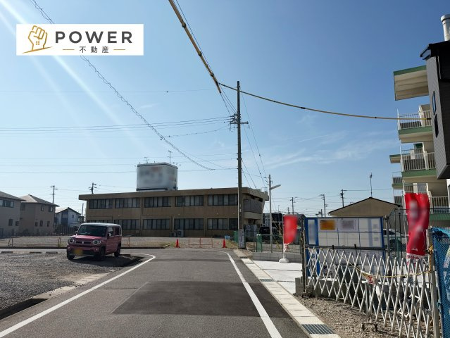 グラファーレ　安城市姫小川町７棟の前面道路含む現地写真|十分な幅が確保されており、車の出し入れもスムーズ。お子様の送り迎えなど、日常の動作も快適に行えます。