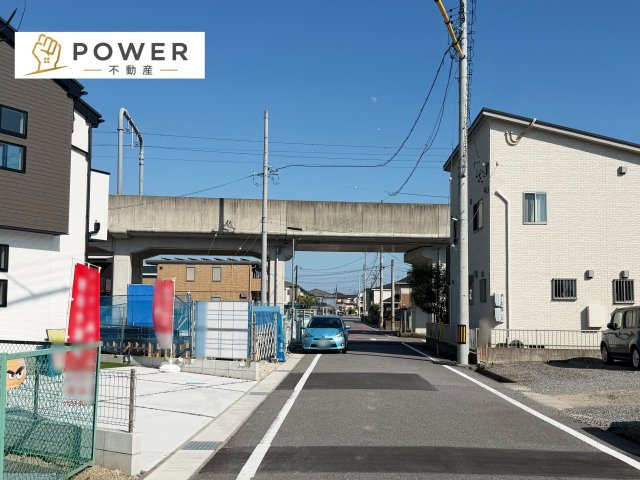 グラファーレ　安城市姫小川町７棟の前面道路含む現地写真|十分な幅が確保されており、車の出し入れもスムーズ。お子様の送り迎えなど、日常の動作も快適に行えます。