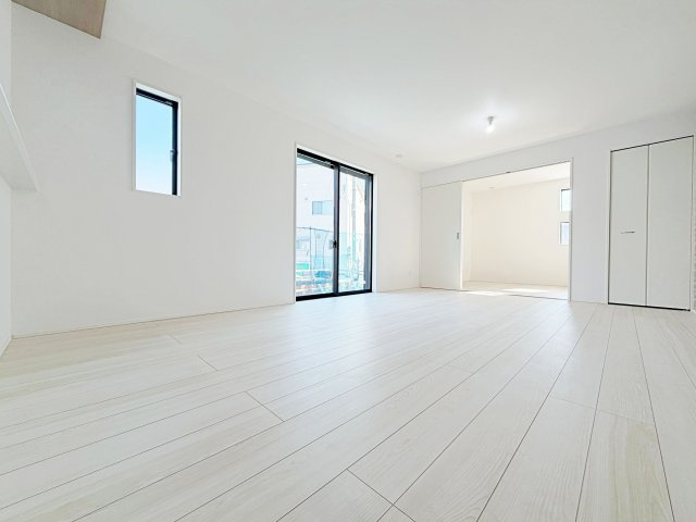 グラファーレ　安城市姫小川町７棟の居間・リビング|家族が自然と集まる広々としたリビング。お子様の成長を見守りながら過ごせます。