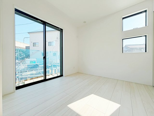 グラファーレ　安城市姫小川町７棟の洋室|陽当りの良い洋室は、お子様の勉強部屋や家族の寝室としても使える、暮らしに合わせて活用できる空間です。