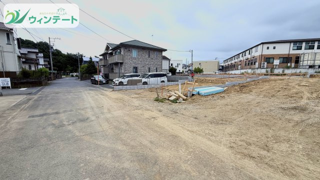 土浦市桜ケ丘町第5　新築戸建　3号棟の前面道路含む現地写真|建築中の現地写真です。敷地面積84坪超の広さを活かした設計で、駐車スペースもゆったり。