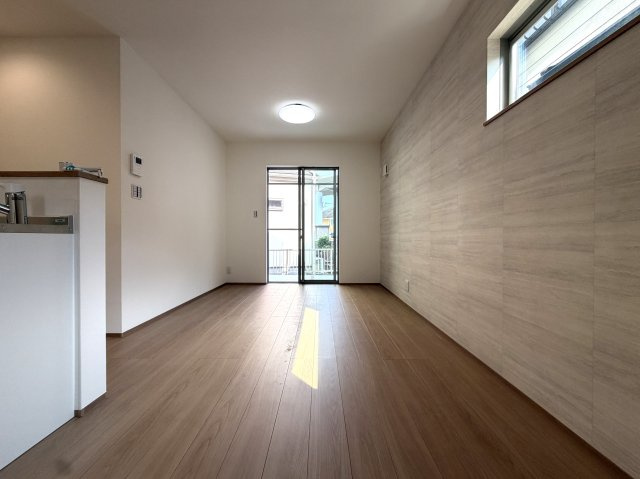 用途はいろいろ♪二世帯住宅にも！賃貸にも！お仕事用としても利用可☆もし、ローン組んで買うなら、もしかしたらもしかしたらで、返済額減っちゃうんじゃない？な、駅徒歩９分の【泉区新橋町新築二世帯住宅】の居間・リビング|使いやすい居間です
