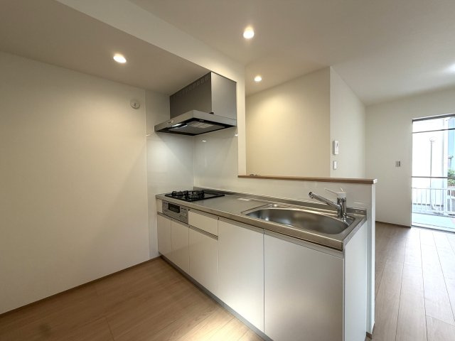 用途はいろいろ♪二世帯住宅にも！賃貸にも！お仕事用としても利用可☆もし、ローン組んで買うなら、もしかしたらもしかしたらで、返済額減っちゃうんじゃない？な、駅徒歩９分の【泉区新橋町新築二世帯住宅】のキッチン|キッチンでお料理をお楽しみください