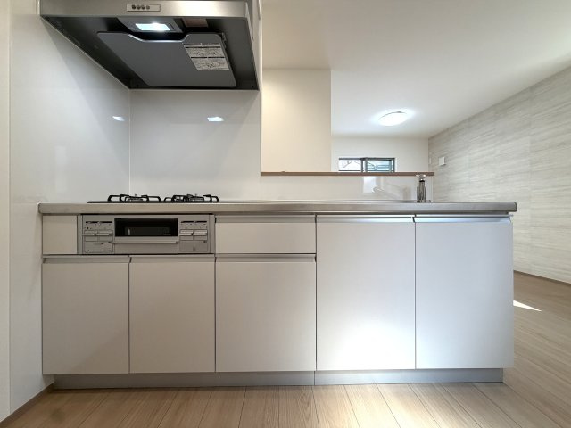 用途はいろいろ♪二世帯住宅にも！賃貸にも！お仕事用としても利用可☆もし、ローン組んで買うなら、もしかしたらもしかしたらで、返済額減っちゃうんじゃない？な、駅徒歩９分の【泉区新橋町新築二世帯住宅】のキッチン|使いやすいキッチンです