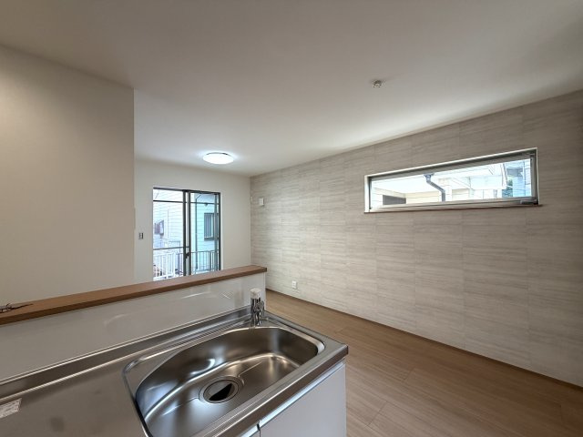 用途はいろいろ♪二世帯住宅にも！賃貸にも！お仕事用としても利用可☆もし、ローン組んで買うなら、もしかしたらもしかしたらで、返済額減っちゃうんじゃない？な、駅徒歩９分の【泉区新橋町新築二世帯住宅】の居間・リビング|ゆったり過ごせる居間です