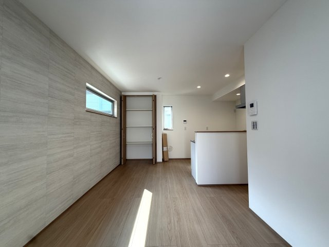 用途はいろいろ♪二世帯住宅にも！賃貸にも！お仕事用としても利用可☆もし、ローン組んで買うなら、もしかしたらもしかしたらで、返済額減っちゃうんじゃない？な、駅徒歩９分の【泉区新橋町新築二世帯住宅】の居間・リビング|ゆったり過ごせるリビングです