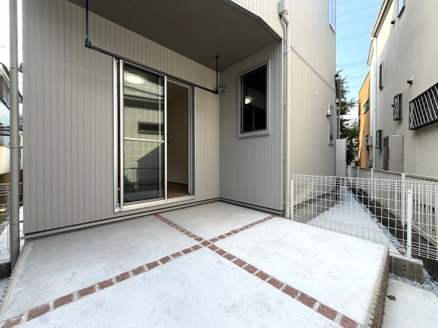 用途はいろいろ♪二世帯住宅にも！賃貸にも！お仕事用としても利用可☆もし、ローン組んで買うなら、もしかしたらもしかしたらで、返済額減っちゃうんじゃない？な、駅徒歩９分の【泉区新橋町新築二世帯住宅】の庭|テラスが付いています