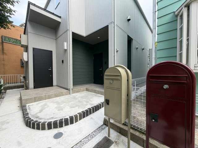 用途はいろいろ♪二世帯住宅にも！賃貸にも！お仕事用としても利用可☆もし、ローン組んで買うなら、もしかしたらもしかしたらで、返済額減っちゃうんじゃない？な、駅徒歩９分の【泉区新橋町新築二世帯住宅】の外観|物件の外観です