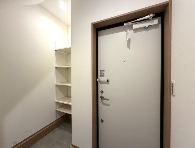 用途はいろいろ♪二世帯住宅にも！賃貸にも！お仕事用としても利用可☆もし、ローン組んで買うなら、もしかしたらもしかしたらで、返済額減っちゃうんじゃない？な、駅徒歩９分の【泉区新橋町新築二世帯住宅】の玄関|ここから2階のお部屋です