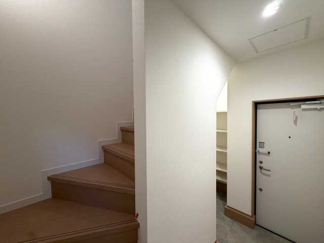 用途はいろいろ♪二世帯住宅にも！賃貸にも！お仕事用としても利用可☆もし、ローン組んで買うなら、もしかしたらもしかしたらで、返済額減っちゃうんじゃない？な、駅徒歩９分の【泉区新橋町新築二世帯住宅】の玄関|玄関です