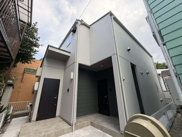 用途はいろいろ♪二世帯住宅にも！賃貸にも！お仕事用としても利用可☆もし、ローン組んで買うなら、もしかしたらもしかしたらで、返済額減っちゃうんじゃない？な、駅徒歩９分の【泉区新橋町新築二世帯住宅】の外観|外観も気になるポイント