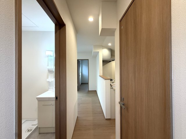 用途はいろいろ♪二世帯住宅にも！賃貸にも！お仕事用としても利用可☆もし、ローン組んで買うなら、もしかしたらもしかしたらで、返済額減っちゃうんじゃない？な、駅徒歩９分の【泉区新橋町新築二世帯住宅】の内装|過ごしやすい室内です