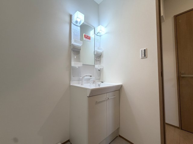 用途はいろいろ♪二世帯住宅にも！賃貸にも！お仕事用としても利用可☆もし、ローン組んで買うなら、もしかしたらもしかしたらで、返済額減っちゃうんじゃない？な、駅徒歩９分の【泉区新橋町新築二世帯住宅】の独立洗面台|独立洗面化粧台が付いています