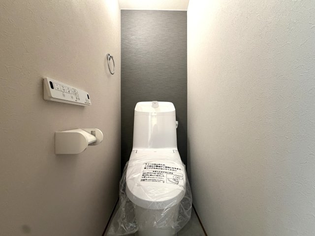 用途はいろいろ♪二世帯住宅にも！賃貸にも！お仕事用としても利用可☆もし、ローン組んで買うなら、もしかしたらもしかしたらで、返済額減っちゃうんじゃない？な、駅徒歩９分の【泉区新橋町新築二世帯住宅】のトイレ|トイレです