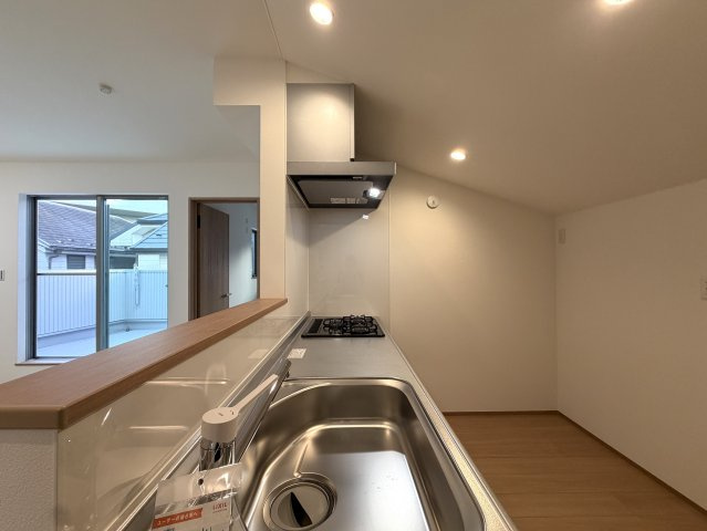 用途はいろいろ♪二世帯住宅にも！賃貸にも！お仕事用としても利用可☆もし、ローン組んで買うなら、もしかしたらもしかしたらで、返済額減っちゃうんじゃない？な、駅徒歩９分の【泉区新橋町新築二世帯住宅】のキッチン|キッチンです