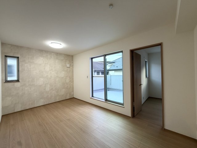 用途はいろいろ♪二世帯住宅にも！賃貸にも！お仕事用としても利用可☆もし、ローン組んで買うなら、もしかしたらもしかしたらで、返済額減っちゃうんじゃない？な、駅徒歩９分の【泉区新橋町新築二世帯住宅】の居間・リビング|ゆったりとしたリビングです