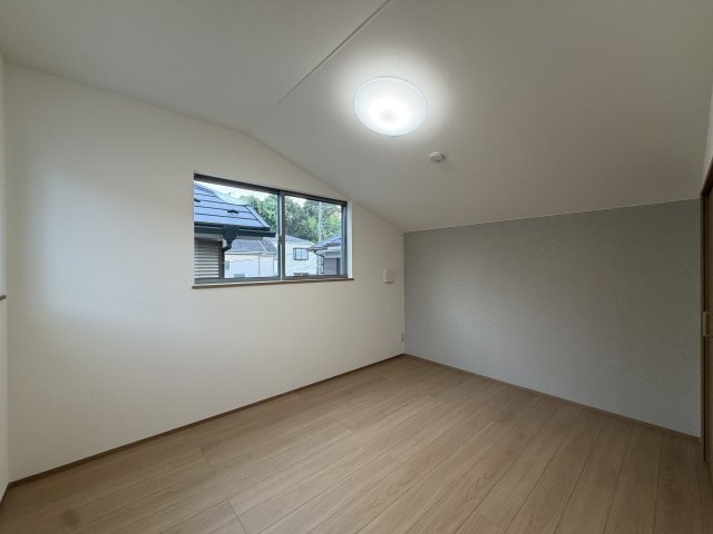 用途はいろいろ♪二世帯住宅にも！賃貸にも！お仕事用としても利用可☆もし、ローン組んで買うなら、もしかしたらもしかしたらで、返済額減っちゃうんじゃない？な、駅徒歩９分の【泉区新橋町新築二世帯住宅】の洋室|ゆったりした洋室です