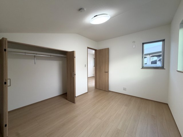 用途はいろいろ♪二世帯住宅にも！賃貸にも！お仕事用としても利用可☆もし、ローン組んで買うなら、もしかしたらもしかしたらで、返済額減っちゃうんじゃない？な、駅徒歩９分の【泉区新橋町新築二世帯住宅】の洋室|洋室です