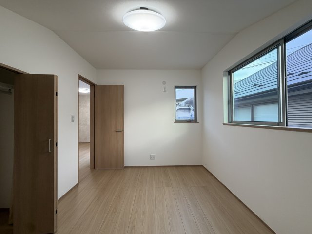 用途はいろいろ♪二世帯住宅にも！賃貸にも！お仕事用としても利用可☆もし、ローン組んで買うなら、もしかしたらもしかしたらで、返済額減っちゃうんじゃない？な、駅徒歩９分の【泉区新橋町新築二世帯住宅】の洋室|個人の部屋や寝室として使える洋室です