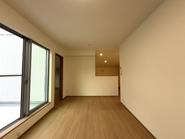 用途はいろいろ♪二世帯住宅にも！賃貸にも！お仕事用としても利用可☆もし、ローン組んで買うなら、もしかしたらもしかしたらで、返済額減っちゃうんじゃない？な、駅徒歩９分の【泉区新橋町新築二世帯住宅】の居間・リビング|ゆったり過ごせるリビングです