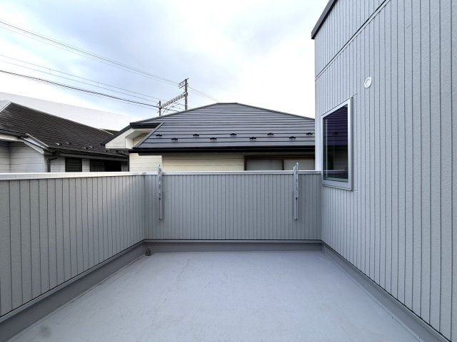 用途はいろいろ♪二世帯住宅にも！賃貸にも！お仕事用としても利用可☆もし、ローン組んで買うなら、もしかしたらもしかしたらで、返済額減っちゃうんじゃない？な、駅徒歩９分の【泉区新橋町新築二世帯住宅】のバルコニー|バルコニー付きです