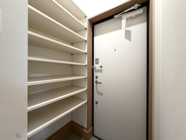 用途はいろいろ♪二世帯住宅にも！賃貸にも！お仕事用としても利用可☆もし、ローン組んで買うなら、もしかしたらもしかしたらで、返済額減っちゃうんじゃない？な、駅徒歩９分の【泉区新橋町新築二世帯住宅】の玄関|玄関です