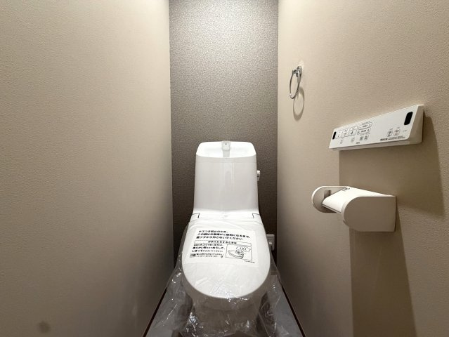用途はいろいろ♪二世帯住宅にも！賃貸にも！お仕事用としても利用可☆もし、ローン組んで買うなら、もしかしたらもしかしたらで、返済額減っちゃうんじゃない？な、駅徒歩９分の【泉区新橋町新築二世帯住宅】のトイレ|トイレもきれいです