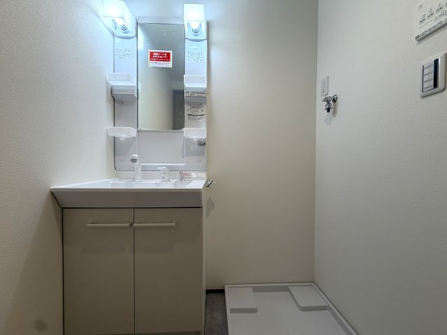 用途はいろいろ♪二世帯住宅にも！賃貸にも！お仕事用としても利用可☆もし、ローン組んで買うなら、もしかしたらもしかしたらで、返済額減っちゃうんじゃない？な、駅徒歩９分の【泉区新橋町新築二世帯住宅】の独立洗面台|独立洗面化粧台が付いています