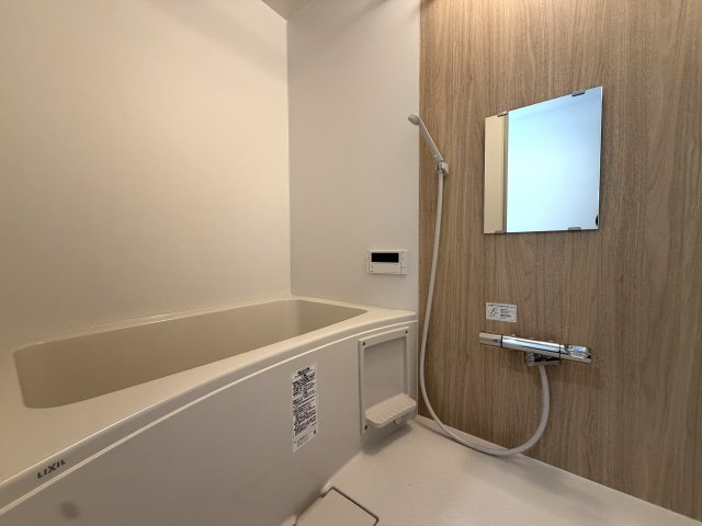用途はいろいろ♪二世帯住宅にも！賃貸にも！お仕事用としても利用可☆もし、ローン組んで買うなら、もしかしたらもしかしたらで、返済額減っちゃうんじゃない？な、駅徒歩９分の【泉区新橋町新築二世帯住宅】の浴室|きれいなお風呂です