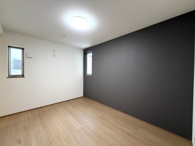 用途はいろいろ♪二世帯住宅にも！賃貸にも！お仕事用としても利用可☆もし、ローン組んで買うなら、もしかしたらもしかしたらで、返済額減っちゃうんじゃない？な、駅徒歩９分の【泉区新橋町新築二世帯住宅】の洋室|ゆったりした洋室です