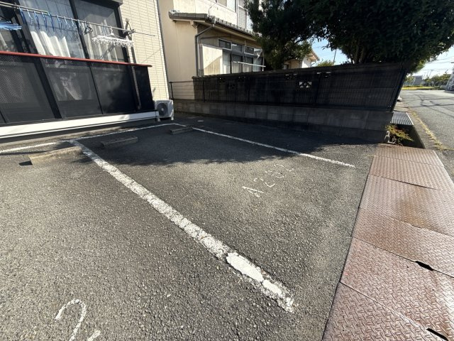 ハローヴィレッジＡ棟の駐車場