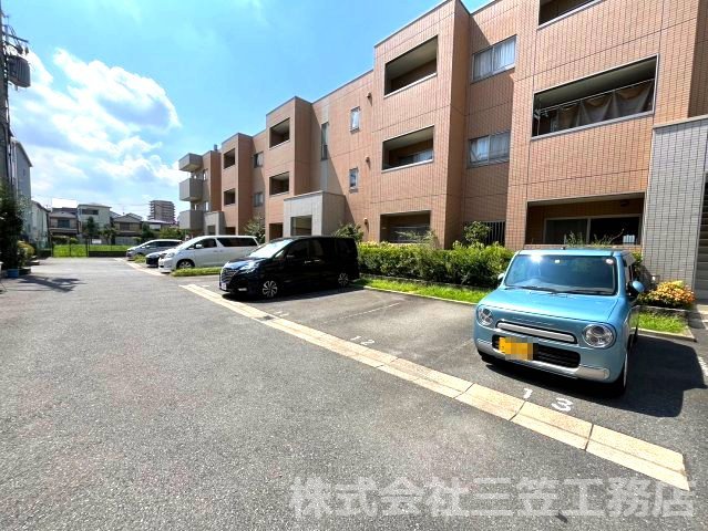 寝屋川市田井西町の賃貸マンションの駐車場