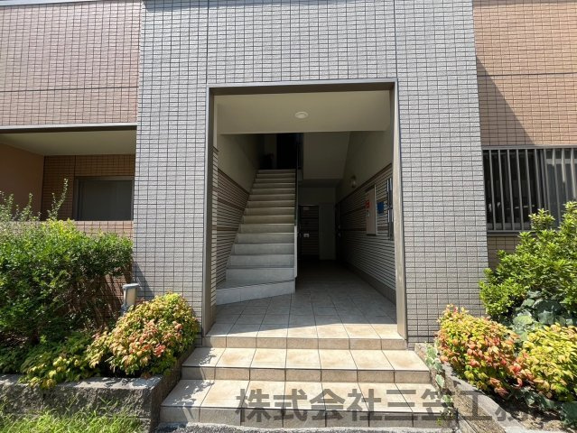 寝屋川市田井西町の賃貸マンションのエントランス