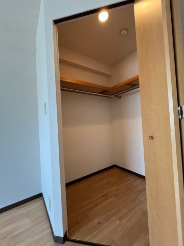寝屋川市田井西町の賃貸マンションの収納|ウォークインクローゼット　同タイプの参考写真
