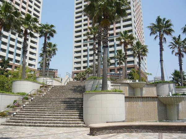 駅側の段差の無いエントランスとは対照的なメインエントランスは趣と存在感のあるアプローチ