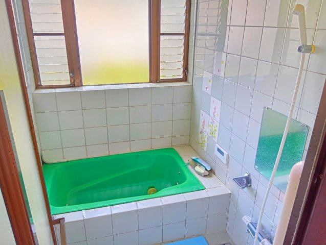 売中古戸建　静岡市清水区蒲原4丁目の浴室|窓があるので明るい室内です。シンプルで使い勝手の良いお風呂です。