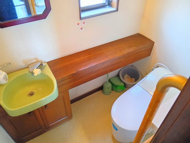 売中古戸建　静岡市清水区蒲原4丁目のトイレ|トイレが各階にあります。忙しい朝や、ファミリー世帯は助かりますね。
