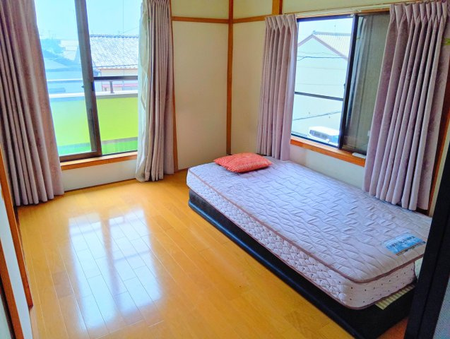 売中古戸建　静岡市清水区蒲原4丁目の洋室|大きい窓から入るたっぷりの日差しが嬉しいですね。寝室や子供部屋におすすめの洋室になっています。