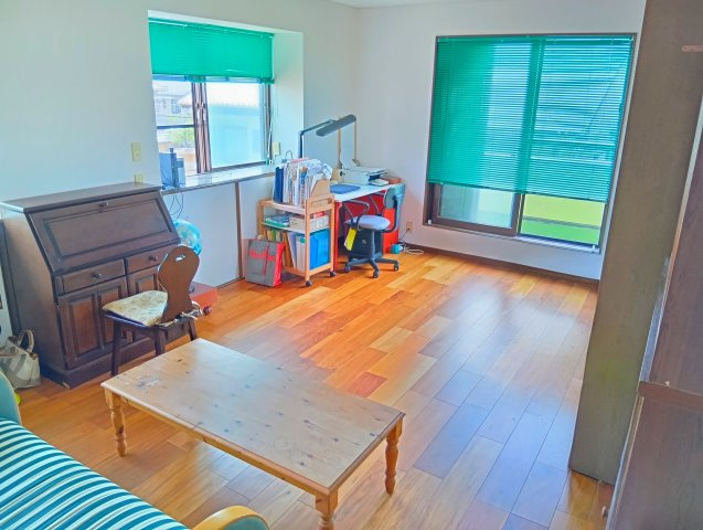 売中古戸建　静岡市清水区蒲原4丁目の洋室|二面採光なので日差しがたっぷり入ります。また風通しが良く解放感もあります。
