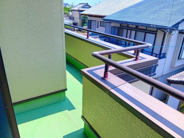 売中古戸建　静岡市清水区蒲原4丁目のバルコニー|南向きのバルコニーがあるので陽当たりが良好です。お洗濯物もよく乾きそうですね。