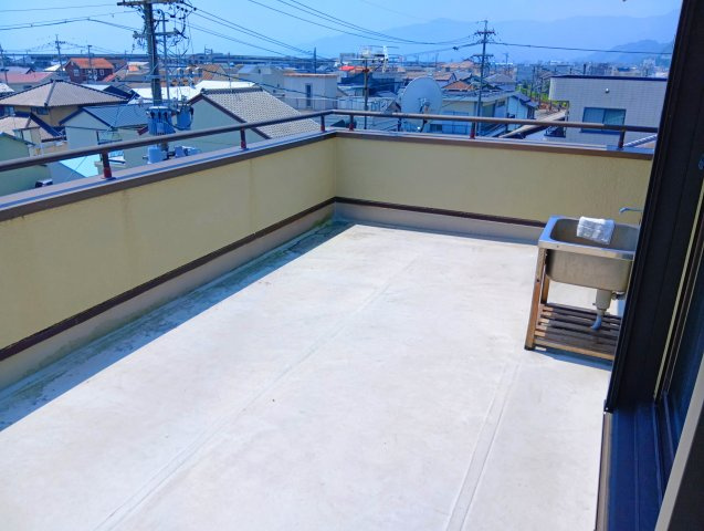 売中古戸建　静岡市清水区蒲原4丁目のバルコニー|広々としているのでお子様の遊び場にもいいですね。夏にはプールもおすすめです。