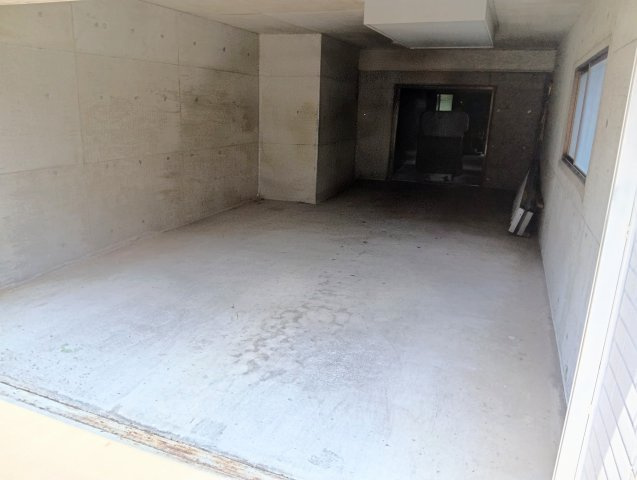 売中古戸建　静岡市清水区蒲原4丁目の駐車場|シャッター付きガレージになっているので大切なお車をしっかり守られます。雨に晒される心配もありません。